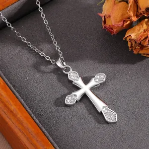 Élégant collier avec pendentif croix argenté, zircons étincelants et chaîne en acier.