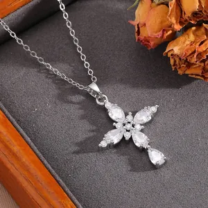 Élégant collier en acier titane argenté avec un pendentif en croix en zircone brillant