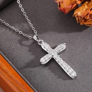 Collier élégant avec pendentif croix en zircon argenté et chaîne en titane pour femme
