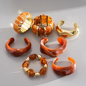 Close-up van vintage schildpad acryl armbanden met gouden accenten