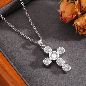 Élégant collier avec pendentif en croix en acier titane et zircons pour femmes.