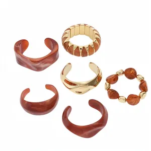 Set van 6 vintage geometrische acryl armbanden met amber marmerpatroon en goudkleur