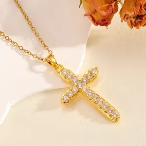 Élégant collier avec pendentif en forme de croix dorée orné de zircons blancs pour femmes