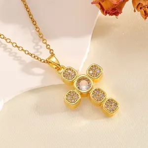 Élégant collier croix dorée avec pendentif en zircone cubique et chaîne en acier inoxydable.
