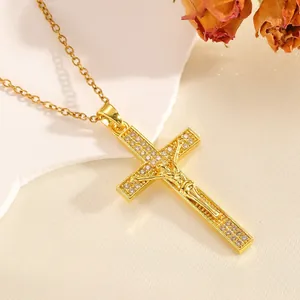 Exquis collier croix crucifix plaqué or avec pierres de zircon brillantes pour femmes
