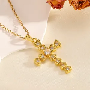 Élégant collier en acier inoxydable doré avec un pendentif croix serti de zircons