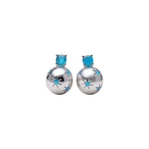 Elegantes pendientes de bola de plata cepillada con circonita azul y estrellas.