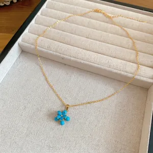 Elegante collana placcata in oro 18 carati con un delicato ciondolo a fiore turchese