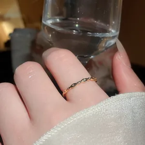 Elegante anello placcato oro 18 carati con pietre di zircone scintillanti al dito primo piano