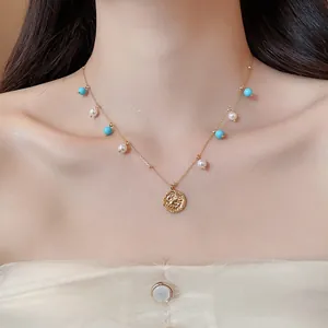 Vista dettagliata della collana placcata in oro con perle turchesi e accenti di perle