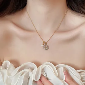 Primo piano di una collana con ciondolo a fiore in zircone placcato oro 18 carati
