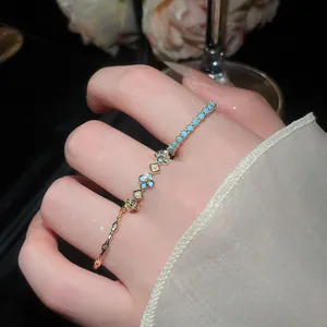 Vista dettagliata di un anello vintage placcato oro 18k con fiori turchesi e zirconi