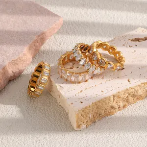 Elegante vergulde roestvrijstalen ringen met witte hart- en vierkante zirkonia stenen.