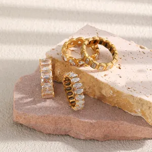 Detailweergave van luxe 18K vergulde eternity ringen met hart en smaragd geslepen zirkonia
