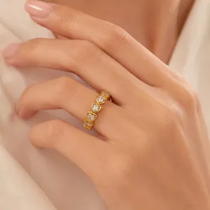 Close-up detail van de hartvormige witte zirkoniasteentjes op de 18K vergulde gouden ring