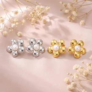 Boucles d'oreilles élégantes en forme de fleur dorée et argentée avec perles centrales