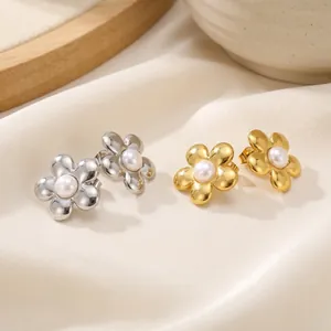 Vue détaillée des boucles d'oreilles fleur en or 18 carats et acier avec perles