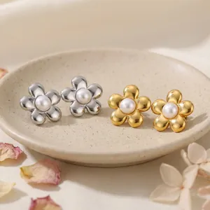 Vue macro détaillée d'élégantes boucles d'oreilles fleurs plaquées or 18 carats