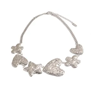 Élégant collier à pendentifs cœur et étoile martelés en acier inoxydable argenté brillant