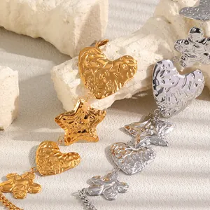 Gros plan de pendentifs cœur et étoile martelés sur des colliers en or et en argent