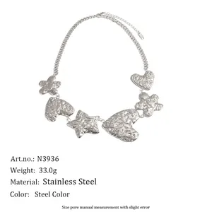 Détail macro du collier avec étoiles et cœurs martelés et spécifications de taille.