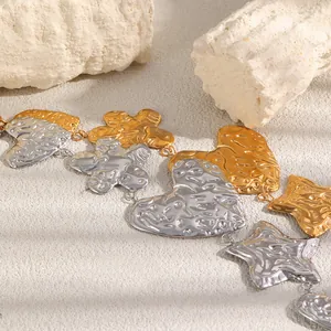 Gros plan détaillé du collier en acier inoxydable martelé avec cœur et étoile doré