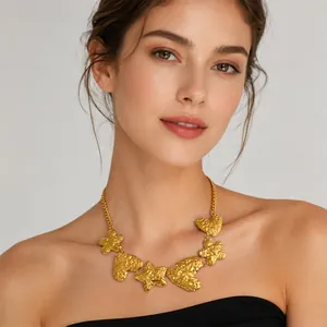 Gros plan d'un collier plaqué or 18 carats avec cœurs et étoiles sur un mannequin.