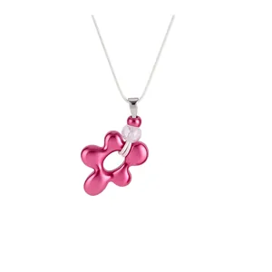 Charmant collier avec pendentif fleur rose métallisé irrégulier et perles dopamine
