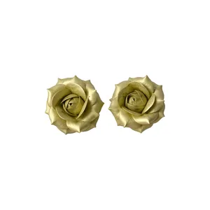Eleganti orecchini a lobo a forma di rosa in resina dorata con design floreale.