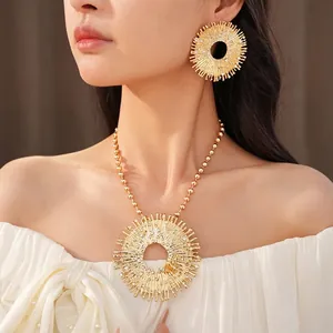 Lussuoso Set di Gioielli Tondo Traforato con Zirconia e Raggi di Sole con Perno in Argento Oro Argento Ape Collana e Orecchini per Donna