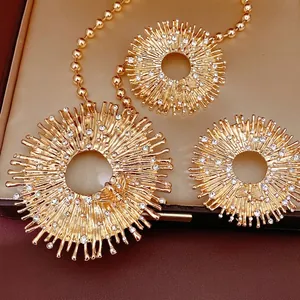 Lussuoso set di collana a raggiera dorata con strass scintillanti e motivo ad ape