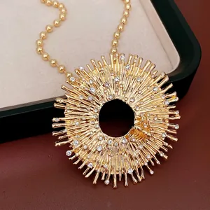 Collana sole dorata di lusso con strass e ciondolo ape su catena a sfere dorata