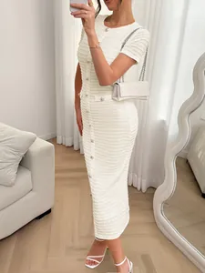 Detail des eleganten weißen Kurzarm-Maxikleids mit dekorativer Knopfleiste vorne