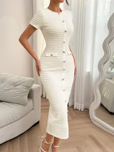 Elegantes weißes strukturiertes kurzärmeliges figurbetontes Kleid mit Knöpfen