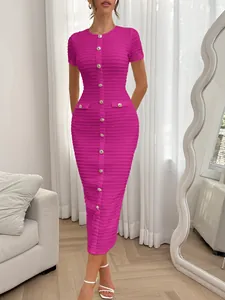 Detailansicht eines magentafarbenen Strick-Midikleids mit eleganten goldenen Knöpfen
