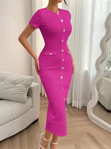 Elegantes magentafarbenes Strick-Bodycon-Maxikleid mit kurzen Ärmeln und Knöpfen