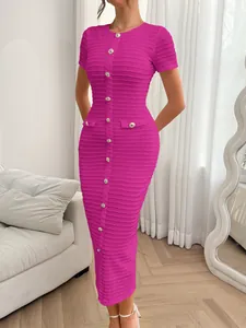 Detailansicht des magentafarbenen Strickkleids mit eleganten Knöpfen