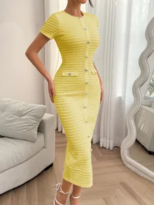 Elegantes gelbes kurzärmeliges figurbetontes Maxikleid zeigt feine Stoffdetails