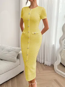 Detailansicht eines eleganten gelben figurbetonten Midi-Kleides mit Knöpfen