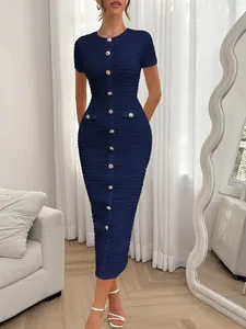 Detailansicht eines eleganten dunkelblauen Strickkleids mit goldenen Zierknöpfen.