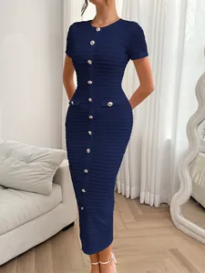 Detailansicht eines dunkelblauen Strickkleids mit metallischen Knöpfen