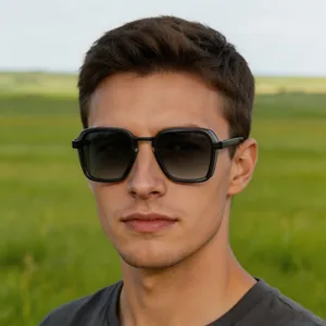 Homme portant des lunettes de soleil carrées rétro punk avec monture noire.