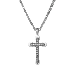Collier croix en acier inoxydable pour homme avec strass blancs sur un fond blanc