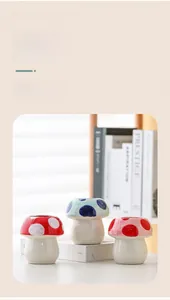 Trois jolis pots en céramique en forme de champignon pour l'organisation de bureau