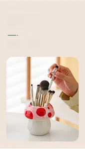 Gros plan détaillé d'un joli porte-pinceaux de maquillage en céramique champignon