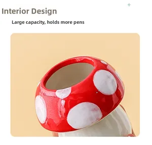 Gros plan détaillé montrant l'intérieur spacieux du porte-stylo champignon en céramique