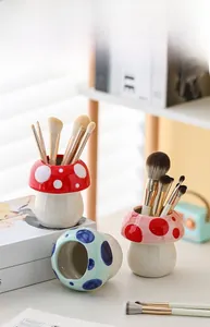 Vue détaillée des trois supports à pinceaux en céramique en forme de champignon
