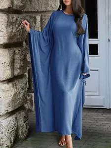 Vue d'ensemble d'une élégante robe longue bleu marine à manches longues et larges.