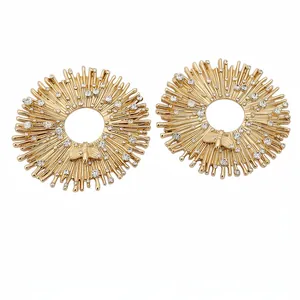 Eleganti orecchini a sole dorati con strass scintillanti e delicato dettaglio ape