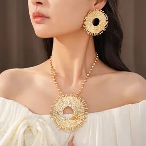 Primo piano di un set di lusso con collana e orecchini dorati e strass scintillanti